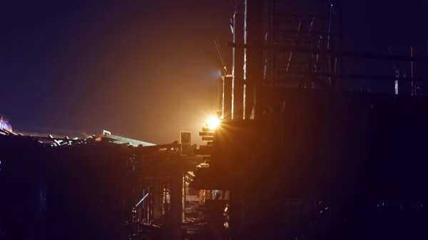 Costruzione di notte struttura con edificio leggero — Foto Stock