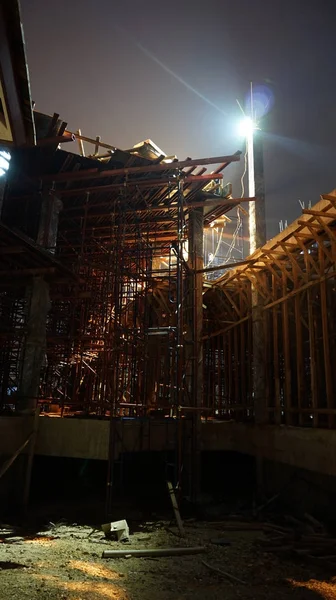 Construcción en la estructura nocturna con edificio de luz — Foto de Stock