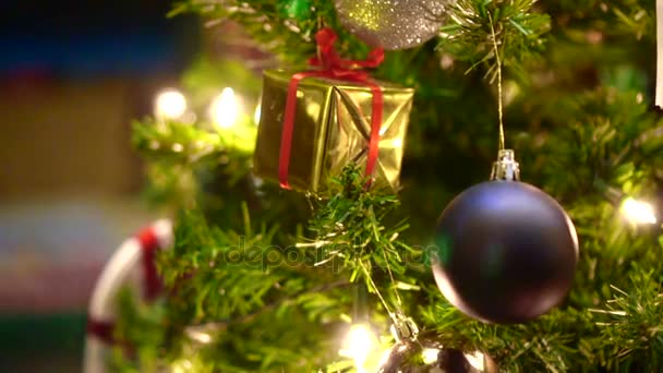 Kerstboom Ornamenten Decoratie Bij Nacht Goud Licht — Stockvideo
