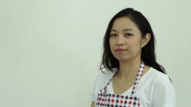 Asyalı kadın mutlu ve fikrini görev temizlemek için ayarla