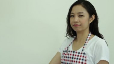 Asyalı kadın mutlu ve fikrini görev temizlemek için ayarla
