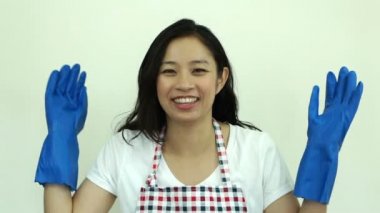 Asyalı kadın mutlu ve fikrini görev temizlemek için ayarla