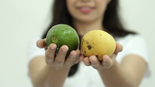 亚洲女孩手展示水果 鳄梨和芒果为良好的健康理念 — 图库视频影像