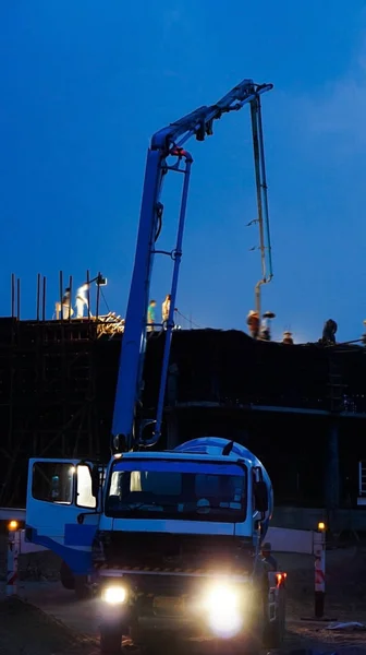 Baukran-LKW arbeitet nachts an Bauwerk — Stockfoto