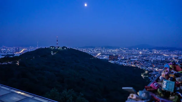 Szöul, Korea skyline view Namsan-torony. Városképet gazdagító épületnek szánták táj — Stock Fotó