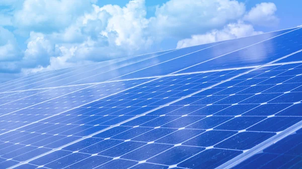 Énergie verte renouvelable installation de cellules solaires sur le toit — Photo