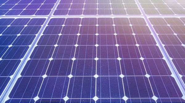 Yenilenebilir yeşil enerji güç güneş pili yükleme çatı üzerinde — Stok fotoğraf