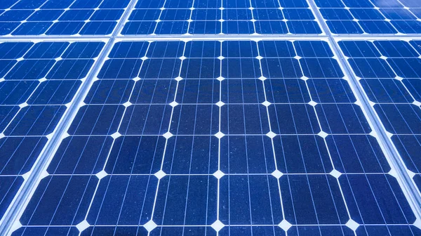 Energia verde renovável energia solar célula instalar no telhado — Fotografia de Stock