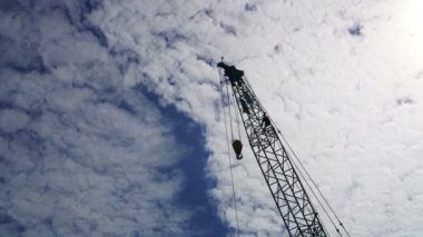 Vinç çalışma gökyüzü arka plan düşük açılı video