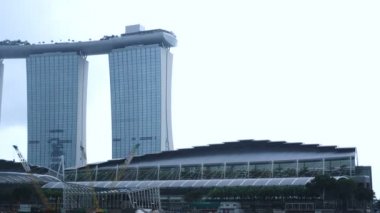 Singapur - Aralık 2017: Tekne gezisi, hava yağmur içinde Marinay defne Singapur Simgesel Yapı