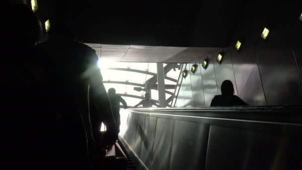 Ochtend Transit Pendelaars Silhouet Van Metro Tunnel Naar Stad — Stockvideo