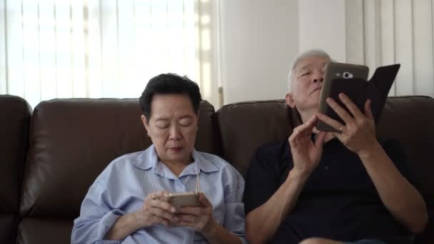 Senior Pár Dühös Használ Szúró Telefon Külön Kapcsolat Probléma — Stock videók