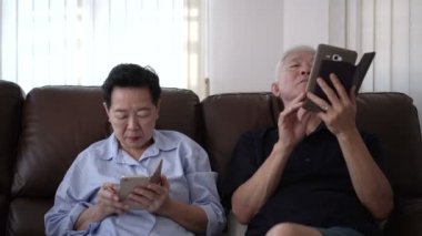 Kıdemli çift kızgın kullanım akıllı telefon ayrı ayrı ilişkimde sorunlar 4k