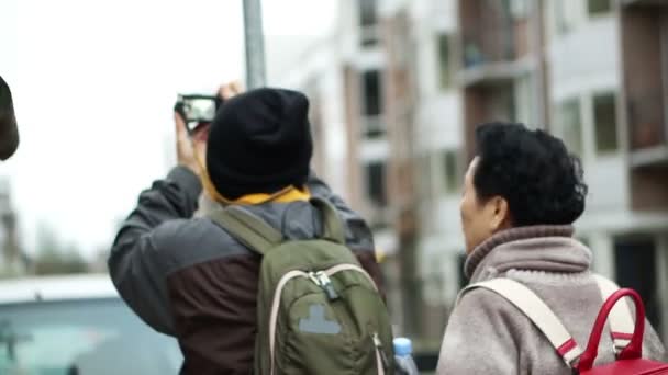 Asiático Senior Viajar Europa Tomar Foto Divertirse — Vídeo de stock