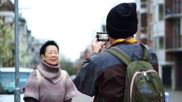 Asiático Senior Viajar Europa Tomar Foto Divertirse — Vídeos de Stock