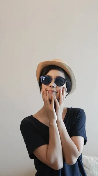선글라스와 모자 표정 o 입고 멋진 스포티 한 여자 — 스톡 사진