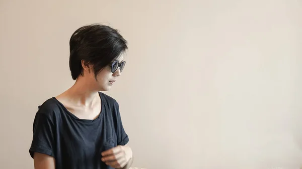 Cool mujer asiática pelo corto con gafas de sol en la expresión moderna —  Fotos de Stock