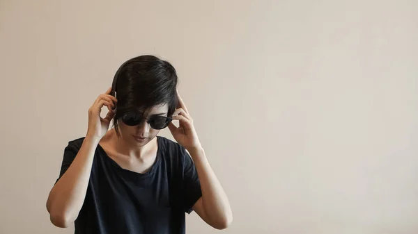 Cool Asian mulher hipster estilo de vida usando fones de ouvido e vestindo — Fotografia de Stock