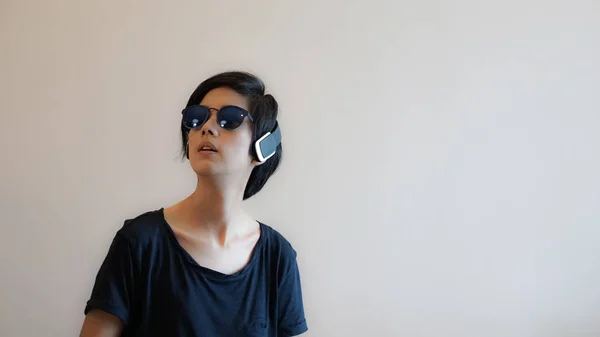 Cool asiatisk kvinna hipster livsstil använder hörlurar och bär — Stockfoto