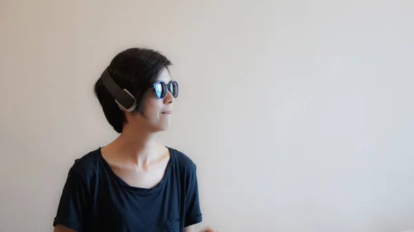 멋진 아시아 여자 hipster 라이프 스타일 헤드폰을 사용 하 여 착용 하 고 — 스톡 사진