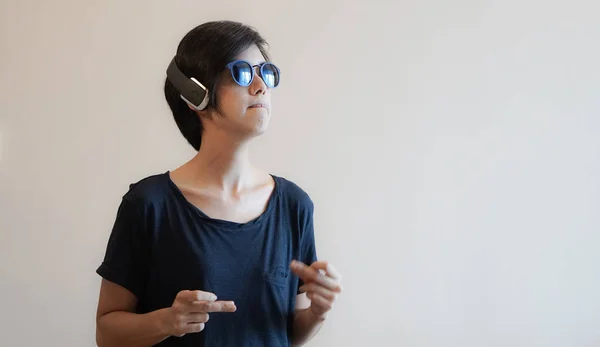 Cool Asian mulher hipster estilo de vida usando fones de ouvido e vestindo — Fotografia de Stock