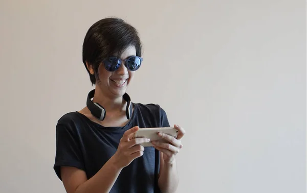 Stile di vita donna asiatica utilizzando smartphone durante l'utilizzo di cuffie un — Foto Stock