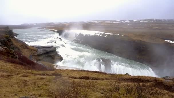 グトルフォス アイスランド ゴールデン サークル で雄大な滝 — ストック動画