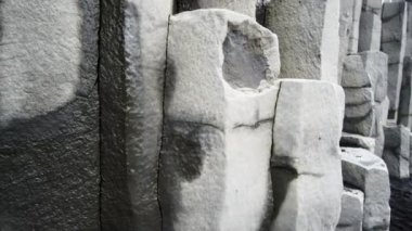 İzlanda Simgesel Yapı Black Beach bazalt sütun 4k