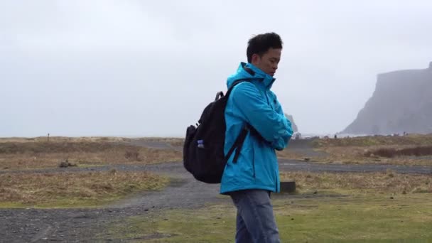 Asiatiska Man Turist Ryggsäck Island Frihet Drömresa — Stockvideo