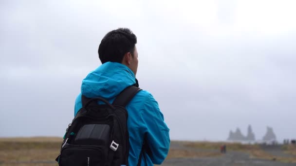 Asiático Homem Turista Mochila Islândia Sonho Liberdade Viagem — Vídeo de Stock