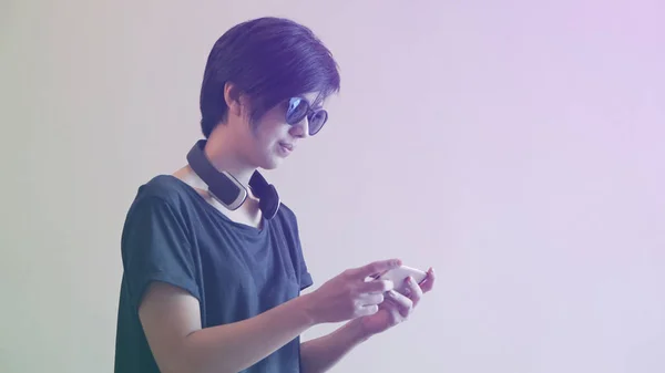 Asiático mulher estilo de vida usando smartphone ao usar fones de ouvido um — Fotografia de Stock