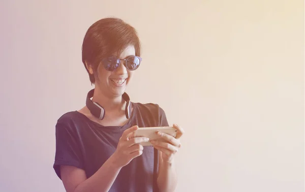 Ázsiai nő életmód használ smartphone fejhallgató használata közben egy — Stock Fotó