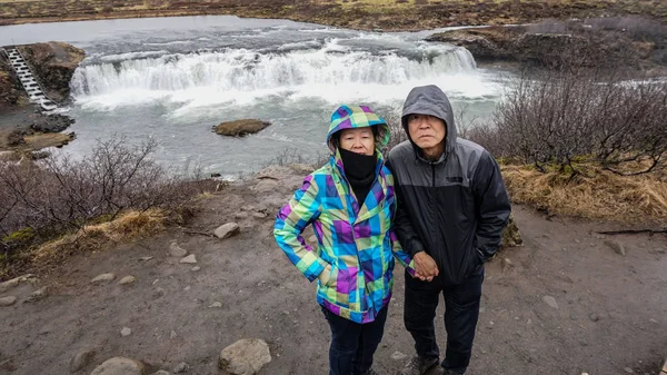 Casal sênior viajar para a Islândia incrível viagem de aposentadoria — Fotografia de Stock