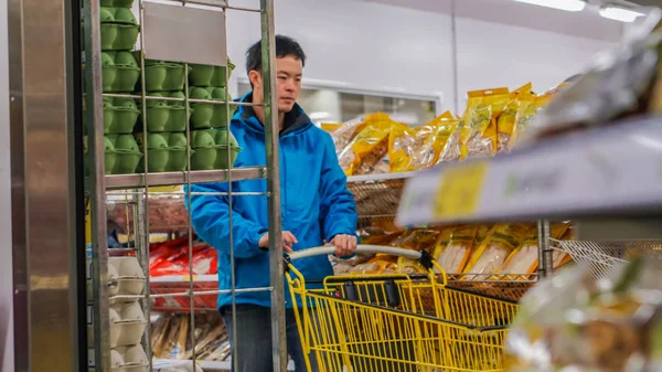 Homem compras no supermercado europeu — Fotografia de Stock