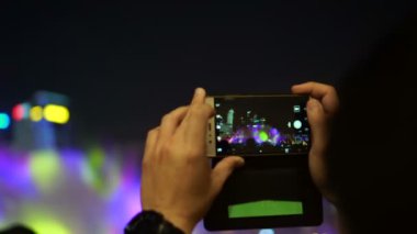 Akıllı telefon kayıt, kullanan el al renkli fotoğraf gösterisi