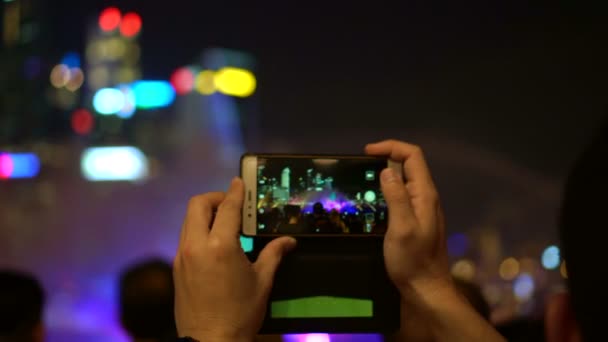 Manos Usando Registro Teléfonos Inteligentes Tomar Fotos Espectáculo Colorido — Vídeo de stock