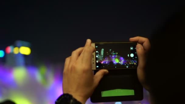 Mãos Usando Registro Smartphone Tirar Foto Show Colorido — Vídeo de Stock