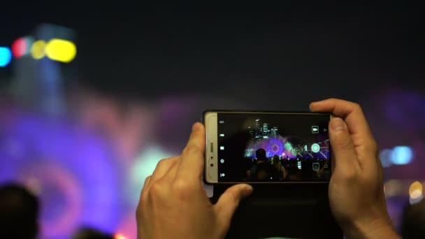 Manos Usando Registro Teléfonos Inteligentes Tomar Fotos Espectáculo Colorido — Vídeos de Stock