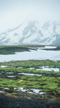 İzlanda kötü hava kar ve sis mountaitn arka plan, yeşil ecek