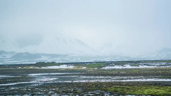 Islandia mal tiempo nieve y niebla mountaitn fondo, mos verde —  Fotos de Stock