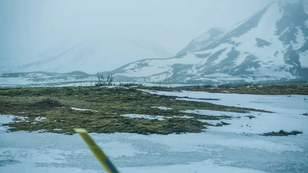 Islandia mal tiempo nieve y niebla mountaitn fondo, mos verde — Foto de Stock