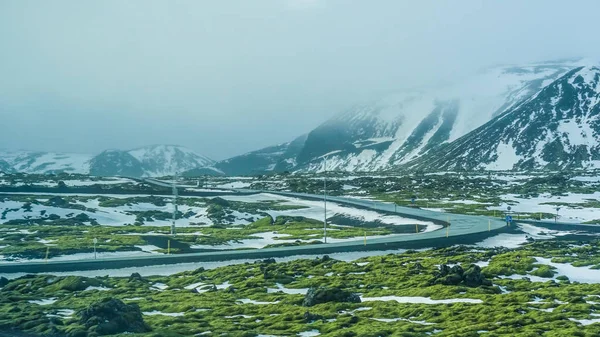 Ισλανδία κακές καιρικές συνθήκες χιονιού και ομίχλης mountaitn φόντο, πράσινο mos — Φωτογραφία Αρχείου
