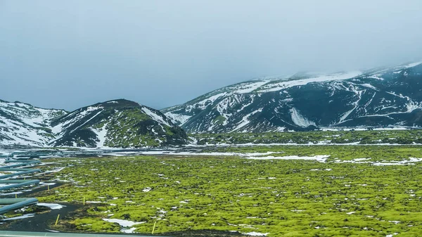 Islandia mal tiempo nieve y niebla mountaitn fondo, mos verde — Foto de Stock