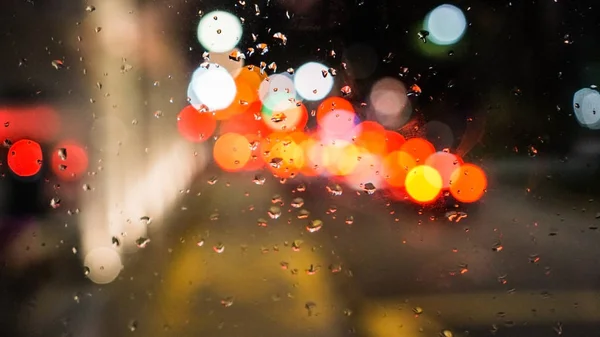 Blur πόλη φανάρι σταγόνες βροχής σε παράθυρο υψηλή γωνία — Φωτογραφία Αρχείου