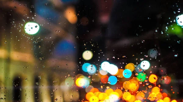 Blur cidade semáforo chuva cai na janela de ângulo alto — Fotografia de Stock