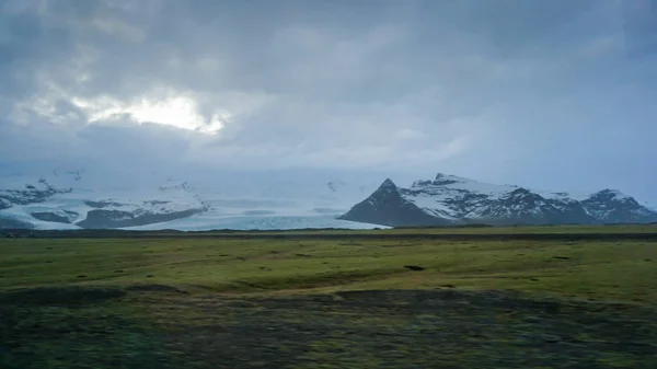 Geleira Vatnajokull Islândia longe vista da viagem de carro — Fotografia de Stock