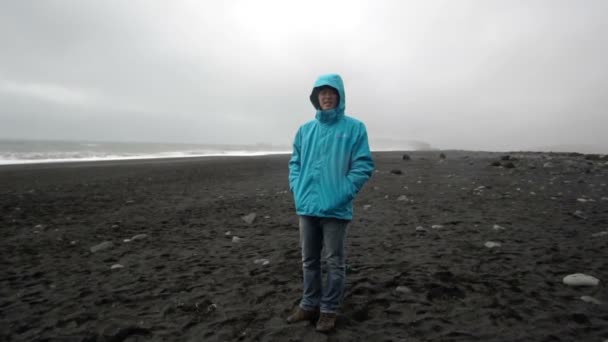 Turista Hombre Explorar Islandia Negro Playa Cámara Lenta Video — Vídeo de stock