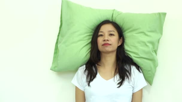 Mujer Asiática Sueño Concepto Almohada Pared Cámara Lenta Video — Vídeos de Stock
