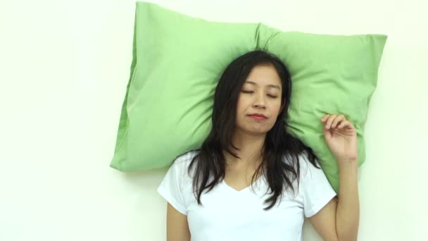 Mujer Asiática Sueño Concepto Almohada Pared Cámara Lenta Video — Vídeos de Stock