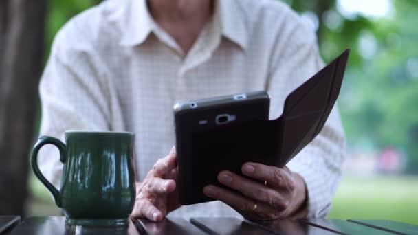 Asiatico Senior Uso Telefono Mentre Bere Caffè Nel Parco Mattina — Video Stock